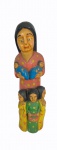 HERCULL 5. "Mulher com 2 bebês no colo", Juazeiro do Norte-CE, Associação de artesãos, grupo escultórico em madeira policromada com 6 figuras, medindo 48 cm de altura e 16 cm de diâmetro. Assinado na lateral.