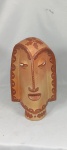 ULISSES. "Cabeça", Vale do Jequitinhonha, peça em cerâmica pintada medindo 36 x 22 x 16 cm.