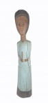 CONSTANTINO. "Homem azul", Praia Rasa, Cabo Frio-RJ, peça em madeira policromada medindo 87 x 28 cm. Necessita restauro.