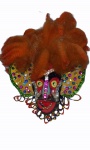 "Máscara miniatura", Maranhão, peça em tecido e em outros materiais medindo 20 x 16 cm.
