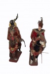 "Cavalhada", duas figuras masculinas montadas em cavalos, peça composta por vários materiais. Altura cavalo marrom: 31 cm. Altura cavalo cara branca: 35 cm. Peça apresenta restauro.