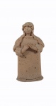MARIA AMÉLIA. "Santa com mãos postas", Tracunhaém-PE, peça em cerâmica medindo 31 x 15 x 10 cm. Assinada.