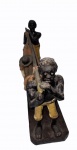 ADALTON. "Homem sendo carregado por escravos", Niteroi-RJ, peça em cerâmica e tecido sobre madeira com 3 figuras masculinas, medindo 23 x 11 x 43 cm.