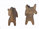 "Boi e cavalo", conjunto em duas peças em cerâmica. Medidas: boi - 12 x 6 x 13 cm; cavalo- 12 x 6 x 14 cm. Contem restauro.