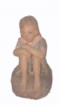 "Menina sentada", Pirenópolis-GO, peça em cerâmica policromada medindo 16 x 12 x 13 cm. Apresenta restauro.