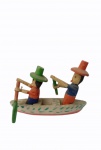 "Duas figuras masculinas remando", Pará, peça em madeira Buriti. Alt.:13X5X21cm. Chapéu verde rachado e falta parte de um remo.