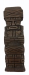 "Totem", peça em madeira medindo 20 x 7 x 5 cm.