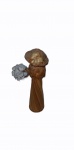 "Figura feminina com flor", peça em palha e madeira medindo 11 cm de altura e 3 cm de diâmetro da base.