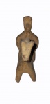 "Homem sentado no cavalo", peça em cerâmica medindo 13 x 5 x 15 cm. Apresenta restauros no pescoço, rabo e patas do cavalo, e no pescoço do homem.