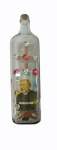 Souvenir: garrafa com imagens coladas em uma cruz em madeira com adereços em papel laminado colorido, medindo 28 x 8 x 8 cm. Lembrança de São Francisco das Chagas, Canindé, Ceará, e do padre Cícero de Juazeiro.