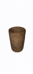 Pequeno copo em cerâmica medindo 6,5 cm de altura e 4,5 cm de diâmetro.