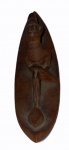 "Figura masculina em canoa", peça em madeira medindo 4,5 x 4 x 15 cm.