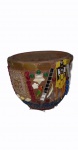 Cachepot em cerâmica com vários materiais colados, medindo 15 cm de altura e 17 cm de diâmetro.