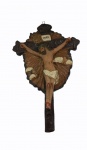 ADALTON. Cristo crucificado em cerâmica policromada, medindo 20 x 20 cm. Com dedicatória no verso, assinado e localizado RJ.