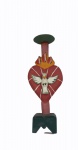 Castiçal esculpido em madeira com figura do Divino Espírito Santo, medindo 27 cm de altura.