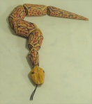 Serpente em madeira articulada e policromada medindo 51 cm.