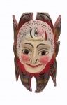 Talha em madeira esculpida em policromia com figura de rosto, medindo 39 x 30 cm.