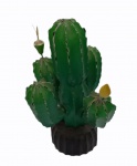 Escultura em madeira pintada no formato de cactus medindo 30 x 15 cm.