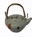Bule para chá em porcelana com decoração oriental.