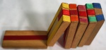 Brinquedo confeccionado em madeira e fitas coloridas, medindo 46 cm aberto.