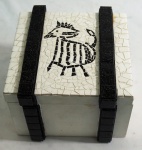 Caixa porta gelo com tampa em mosaico com figura de animal, medindo 13 x 19 x 19 cm.