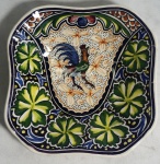 Prato decorativo em porcelana policromada portuguesa, marcada: Arcer - AC Portugal Arcer sec XV hand painted, medindo 3 x 15 x 15 cm.