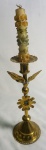 Castiçal em metal dourado para uma (1) vela, medindo 27,5 cm de altura e 10 cm de diâmetro na base. Apresenta restauro. Acompanha uma vela decorada.