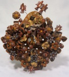 "Árvore da vida", artesanato em cerâmica policromada, com figuras, flores e pássaros, medindo 21 x 20 x 9 cm.
