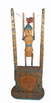 JOZE PROTITI. Brinquedo com figura articulada em madeira policromada, medindo 24,5 x 44 x 6 cm. Apresenta pequeno rachado na base.