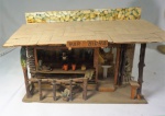 "Bar bicha", miniatura de bar em madeira, pedra e vários materiais, medindo 19 x 28 x 11 cm.
