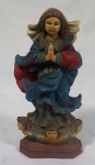 NONÔ. "Nossa Senhora da Conceição", peça em madeira policromada medindo 24 x 13 x 6 cm. Necessita restauro nos pulsos e no manto.