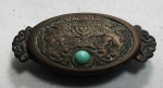 Porta joias em metal com tampa, gravado com uma (1) pedra azul na tampa, medindo 1,5 x 7 x 4 cm. Souvenir de Jerusalem.