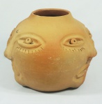 Arte popular - Vaso bojudo em barro, representando 3 faces, (sem assinatura), medidas altura 23 cm, diâmetro 30 cm.