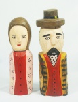 Arte popular - Duas esculturas em madeira pintadas, representando casal, sem assinaturas, alturas 26 e 29 cm.