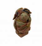 Autor desconhecido, pequena boneca de pano sobre base de madeira. Alt. total  9 cm. Adornada com miçangas.