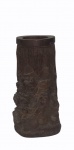 Vaso em madeira esculpida com figuras orientais em relevo . No estado ( com falhas do tempo ) . Alt.  30 cm.