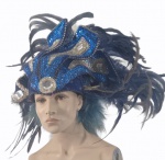 Adereço de cabeça para Carnaval com aplicações de plumas, paetes e pedras em azul e branco. Pertenceu a Casa de Show Pataforma. No estado. Alt. 32 cm.( NÃO ACOMPANHA O MANEQUIM)