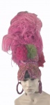 Adereço de cabeça para Carnaval com aplicações de paetes, miçangas, plumas e pompons em tons de rosa . Pertenceu a Casa de Show Plataforma. No estado. Alt. 30 cm.( NÃO ACOMPANHA O MANEQUIM)