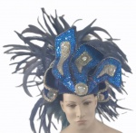 Adereço de cabeça para Carnaval com aplicações de plumas, paetes e pedras em azul e branco. Pertenceu a Casa de Show Pataforma. No estado . Alt. 30 cm..( NÃO ACOMPANHA O MANEQUIM)