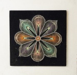 "Mandala", trabalho em tecido, 40 x 40 cm. Emoldurado, 56 x 56 cm. Autor desconhecido. (No estado)