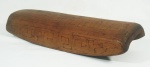 Arte indígena - Talha em madeira com motivos geométricos em relevo, medida 46 x 14 cm.