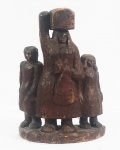 Arte popular - Escultura em madeira patinada, representando família, sem assinatura, medida 30 x 22 cm.