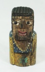 Arte popular brasileira - Escultura em madeira entalhada e pintada, representando figura, sem assinatura. Altura 16 cm.