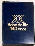 BOLSA do Rio: 140 anos. Rio de Janeiro: Bloch, c1985. 200 p.: il. p&b.; 32 cm x 24 cm. Aprox. 1,5 kg. Assunto: Bolsa de Valores. Idioma: Português. Estado: Livro com contracapa envelhecida e capa dura. Página 171 rasgada. (CI: 50)