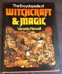 NEWALL, Venetia. The Encyclopedia of Witchcraft & Magic. Introduction by Richard M. Dorson. London: Hamlyn, c1974. 192 p.: il. p&b. e col.; 29 cm x 23 cm. ISBN 060033077x. Aprox. 1.122 g. Assunto: Feitiçaria e magia. Idioma: Inglês. Estado: Livro com contracapa e capa dura. (CI: 102).