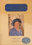 TALBOT, Godfrey. Country life book of queen Elizabeth the queen mother. London: Country life books, c1989. 252 p.: il. col. e p&b.; 30 cm x 22 cm. ISBN 0600557049. Aprox. 1.176 g. Assunto: Rainha Elizabeth. Idioma: Inglês. Estado: Livro com contracapa e capa dura. (CI: 27)