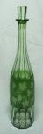 Garrafa com tampa em cristal lapidado , double verde, decorado com flores . Alt. 36 cm. RETIRADA POR CONTA DO COMPRADOR BAIRRO COPACABANA.