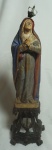 Imagem de madeira policromada com dourações e olhos de vidro, representando Santa . Acompanha coroa. Alt. 48 cm. RETIRADA POR CONTA DO COMPRADOR BAIRRO COPACABANA.