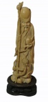 Escultura em marfim representando Ancião(fruto , cajado e parte do cabelo faltando). Alt. total 27 cm. RETIRADA POR CONTA DO COMPRADOR BAIRRO COPACABANA.