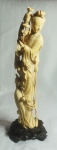 Escultura em marfim representando Gueixa com vaso e fênix (alguns quebrados e mão colada). Alt. total 37 cm. RETIRADA POR CONTA DO COMPRADOR BAIRRO COPACABANA.